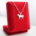 srebrny naszyjnik z koniem grawer