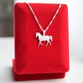 srebrny naszyjnik z koniem grawer