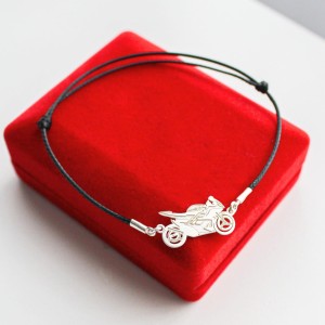 Srebrna Bransoletka z Motocyklem na Sznurku